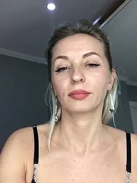 Diamond Bunny  online show from March 19, 6:55 pm