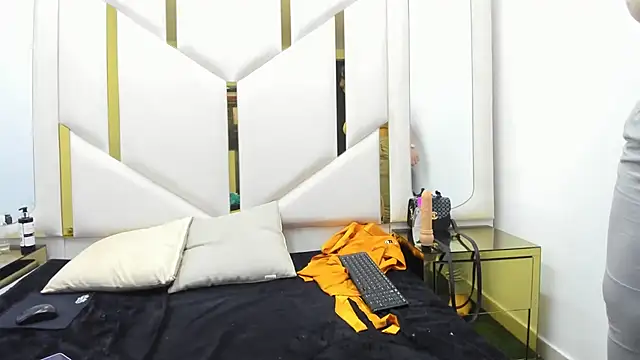 Snapshot of Criistaal_ chatting on December 26, 7:24 am Criistaal  online show from December 26, 7:24 am