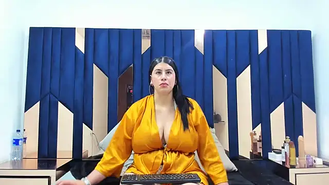 Snapshot of Criistaal_ chatting on February 16, 8:21 am Criistaal  online show from February 16, 8:21 am