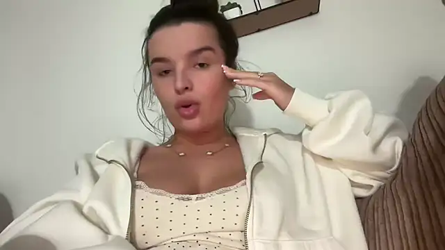 Snapshot of maisiesmithx chatting on February 5, 2:51 am maisiesmithx online show from February 5, 2:51 am