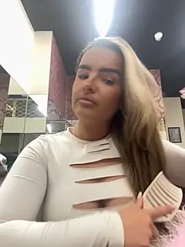 Snapshot of maisiesmithx chatting on October 19, 1:50 am maisiesmithx online show from October 19, 1:50 am