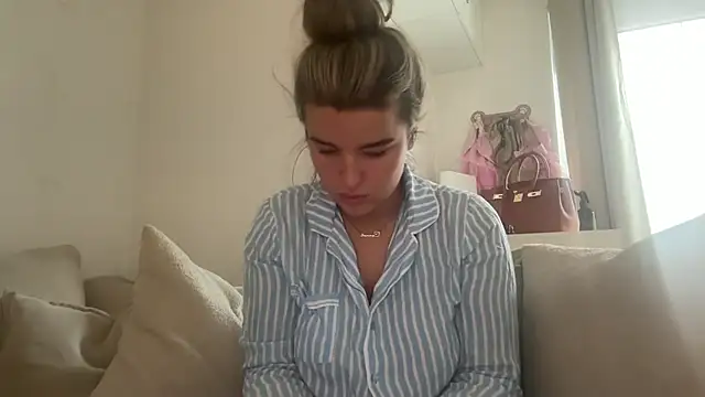 Snapshot of maisiesmithx chatting on October 28, 12:09 pm maisiesmithx online show from October 28, 12:09 pm