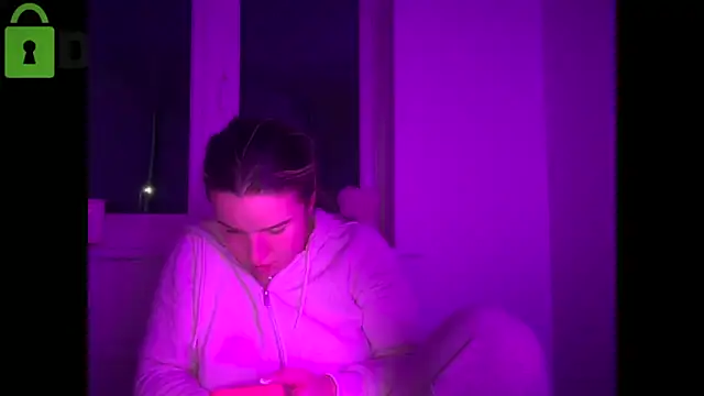 Snapshot of maisiesmithx chatting on February 7, 10:24 pm maisiesmithx online show from February 7, 10:24 pm