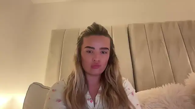 Snapshot of maisiesmithx chatting on June 4, 10:38 pm maisiesmithx online show from June 4, 10:38 pm
