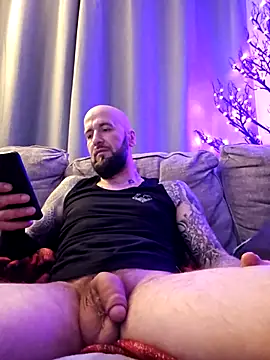 Snapshot of Beardedtattood chatting on January 12, 2:24 am Beardedtattood online show from January 12, 2:24 am