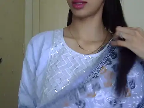 Snapshot of MAAYRA_09 chatting on April 30, 5:47 am MAAYRA 09 online show from April 30, 5:47 am