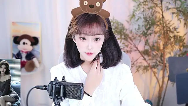 Snapshot of Arwyn-rr chatting on December 9, 12:19 pm Arwyn-rr online show from December 9, 12:19 pm