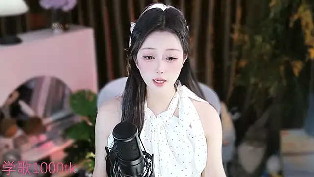 Snapshot of Arwyn-rr chatting on September 14, 1:43 pm Arwyn-rr online show from September 14, 1:43 pm