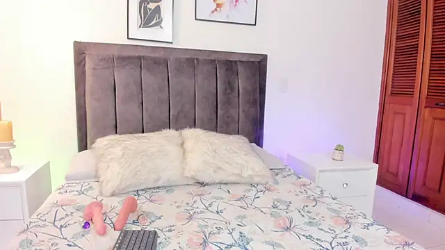 Snapshot of Sophia_Clark8 chatting on February 11, 7:48 pm Sophia Clark8 online show from February 11, 7:48 pm