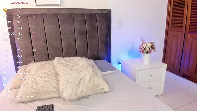 Snapshot of Sophia_Clark8 chatting on September 23, 7:50 pm Sophia Clark8 online show from September 23, 7:50 pm