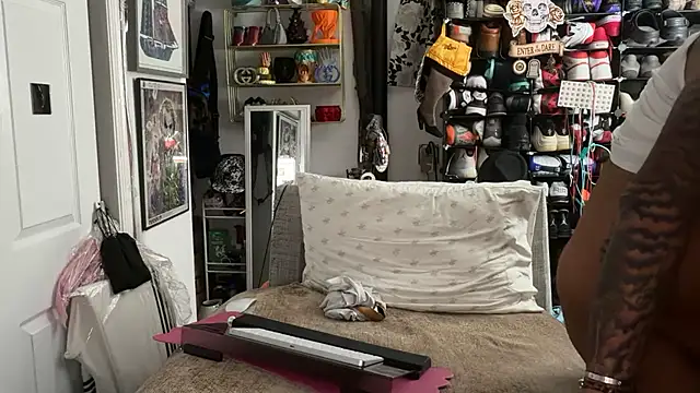 joeytatts66 online show from February 15, 3:03 am