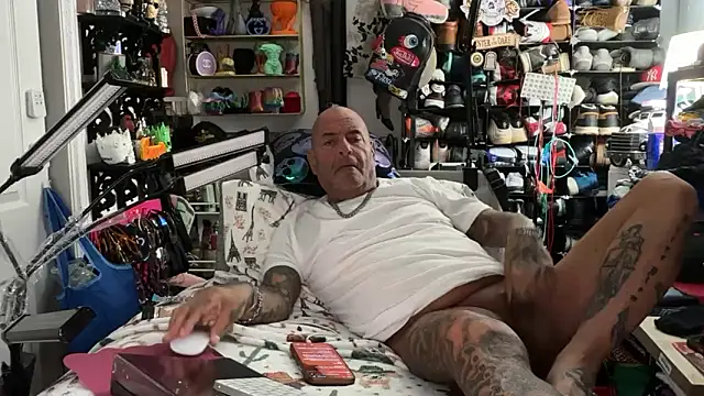 Snapshot of joeytatts66 chatting on June 27, 1:54 am joeytatts66 online show from June 27, 1:54 am