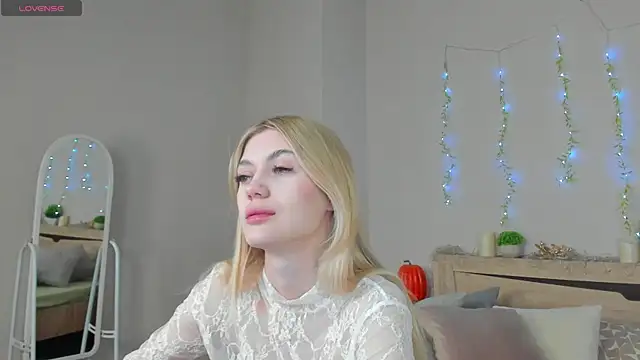 Snapshot of Cherry_Price chatting on May 20, 10:49 pm Cherry Price online show from May 20, 10:49 pm