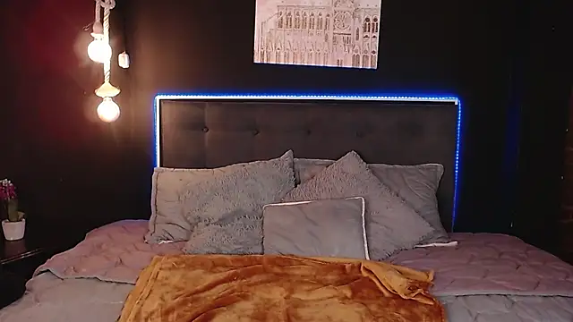 MIA YOURHOTTIE online show from December 8, 1:24 am