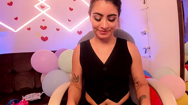 lunaalynch online show from April 14, 11:55 pm