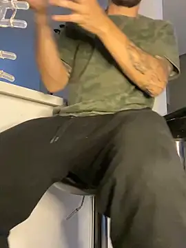 Snapshot of MrSoulMommy chatting on December 8, 10:25 pm MrSoulMommy online show from December 8, 10:25 pm