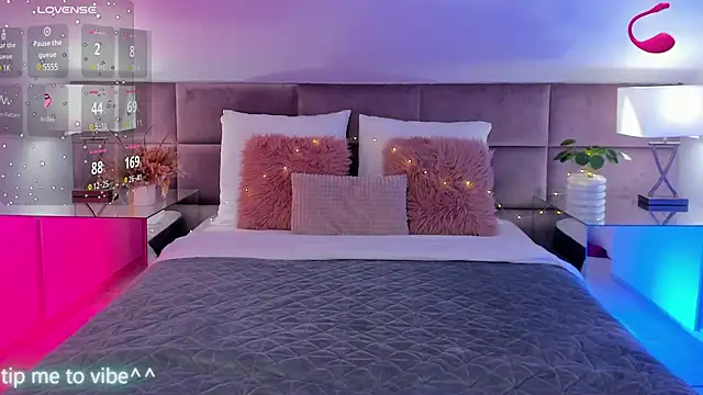 Snapshot of Mayzzie chatting on February 13, 8:55 pm Mayzzie online show from February 13, 8:55 pm