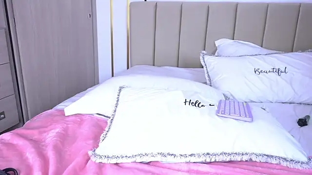 b3llaspringg online show from March 6, 12:43 am