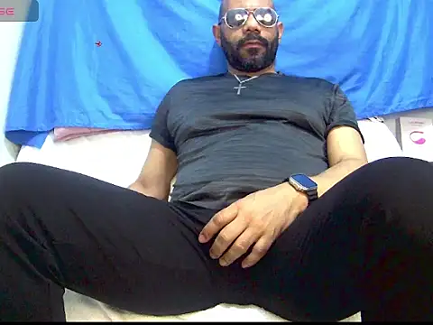Snapshot of bruce_bigg chatting on April 5, 2:20 am bruce bigg online show from April 5, 2:20 am