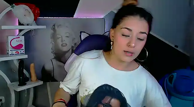 Snapshot of Samanta_james19 chatting on December 14, 3:47 pm Samanta james19 online show from December 14, 3:47 pm