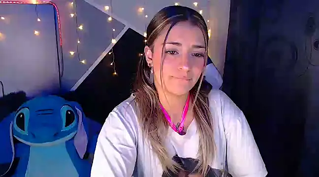 Snapshot of Samanta_james19 chatting on March 6, 6:48 pm Samanta james19 online show from March 6, 6:48 pm