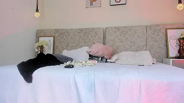 naomiii   online show from March 22, 5:28 am