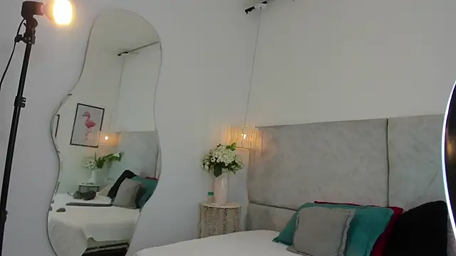 naomiii   online show from November 15, 11:40 am