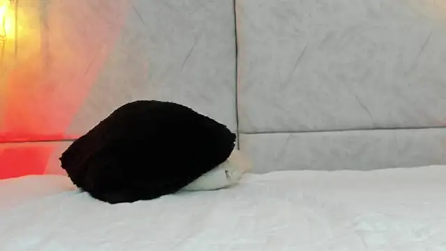 naomiii   online show from April 1, 11:33 am