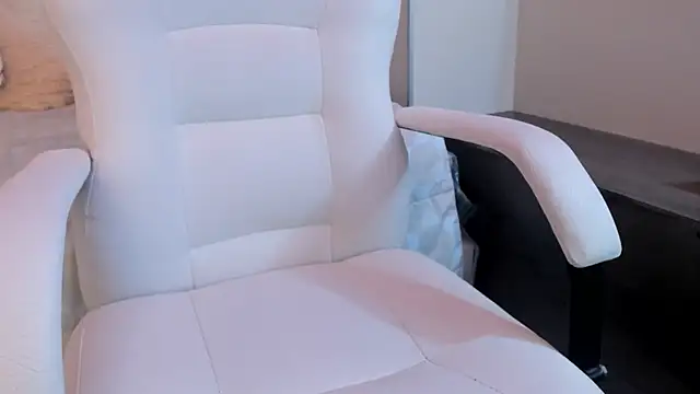 Snapshot of naomiii__ chatting on June 8, 6:52 pm naomiii online show from June 8, 6:52 pm