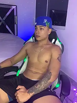 SantiagoReyesFtt online show from December 6, 5:09 am