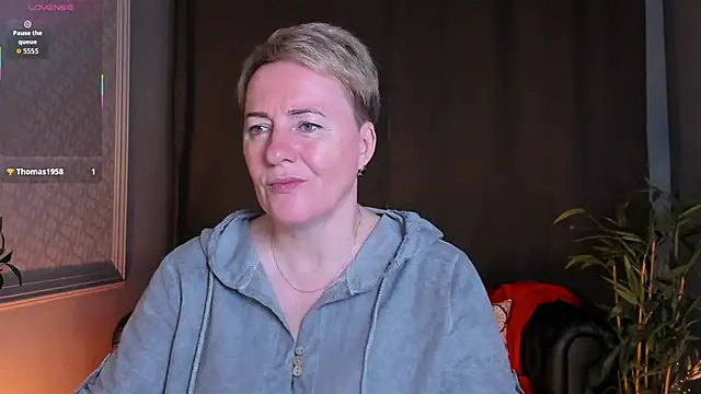 Snapshot of Nika_Smit chatting on June 7, 5:33 am Nika Smit online show from June 7, 5:33 am