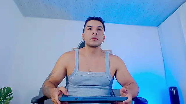 estebandelouis online show from April 11, 11:14 am