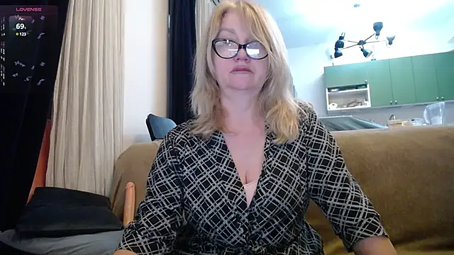 Blond Woman online show from February 5, 8:46 pm