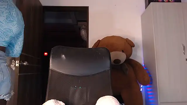 mistressbigcock777 online show from April 1, 3:40 am