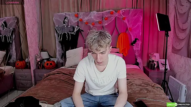 TrevorBenson online show from October 28, 3:21 am