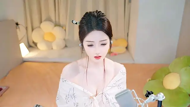 Eimile online show from December 8, 6:06 pm