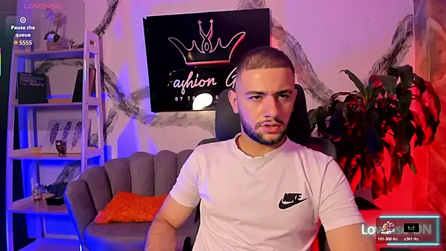 Snapshot of MaximusDick1_ chatting on January 16, 3:54 am MaximusDick1 online show from January 16, 3:54 am