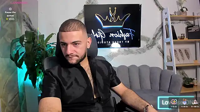 Snapshot of MaximusDick1_ chatting on January 17, 5:45 am MaximusDick1 online show from January 17, 5:45 am