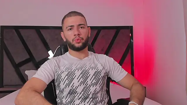 Snapshot of MaximusDick1_ chatting on February 6, 12:30 pm MaximusDick1 online show from February 6, 12:30 pm