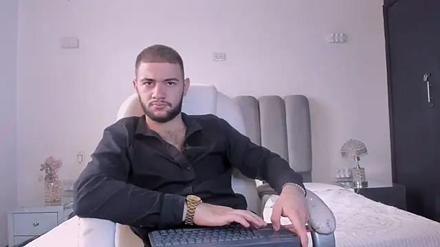 Snapshot of MaximusDick1_ chatting on February 21, 1:23 pm MaximusDick1 online show from February 21, 1:23 pm