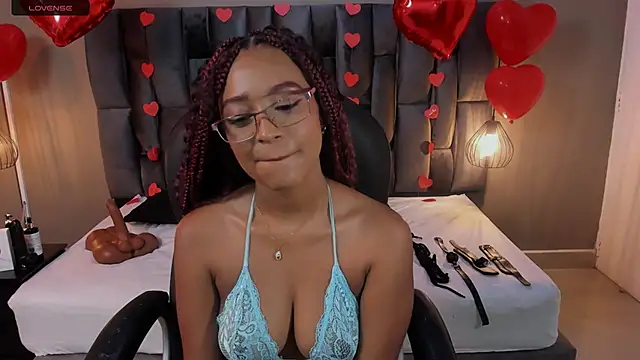 Snapshot of Lorena_Vieira_ chatting on February 12, 8:07 pm Lorena Vieira  online show from February 12, 8:07 pm