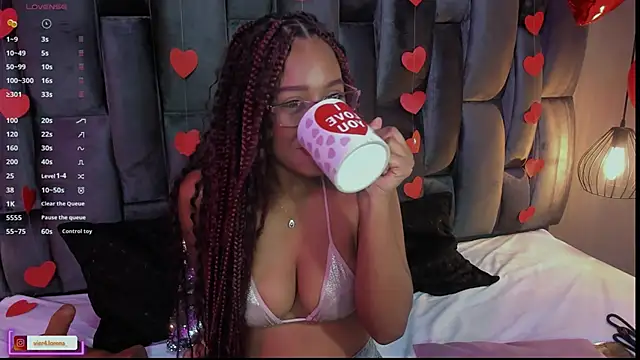 Snapshot of Lorena_Vieira_ chatting on February 13, 10:54 pm Lorena Vieira  online show from February 13, 10:54 pm