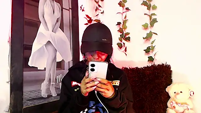 Snapshot of sofi_soft_ chatting on January 4, 2:14 am sofi soft online show from January 4, 2:14 am