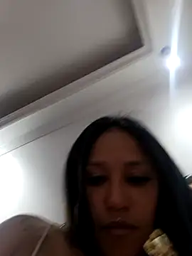 Snapshot of devi_black13_ chatting on February 4, 2:39 am devi black13  online show from February 4, 2:39 am