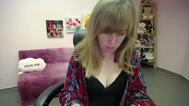 Hot Milady online show from October 7, 7:05 am