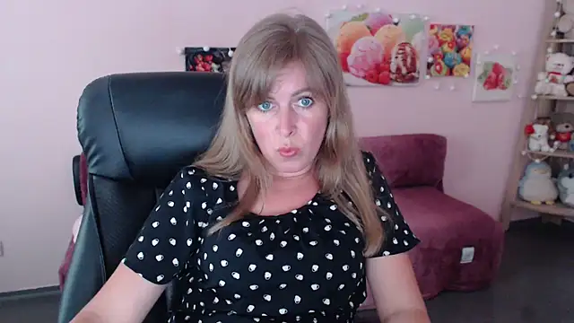 Snapshot of Hot_Milady chatting on June 8, 7:53 am Hot Milady online show from June 8, 7:53 am