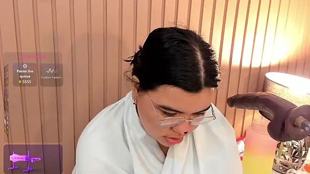 klhoe boobs online show from February 2, 7:51 am