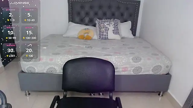 Snapshot of pamela_ chatting on December 18, 2:21 am pamela  online show from December 18, 2:21 am