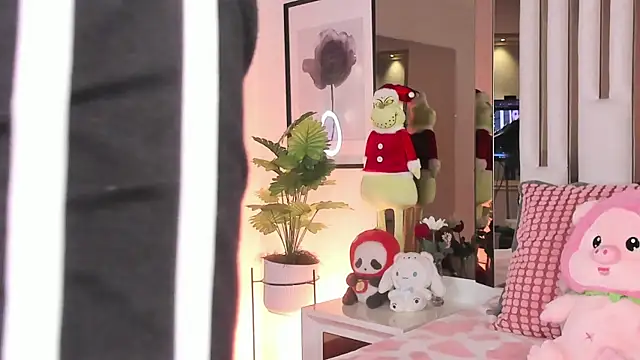 Snapshot of Kitty_Eliffe chatting on December 2, 9:32 pm Kitty Eliffe online show from December 2, 9:32 pm