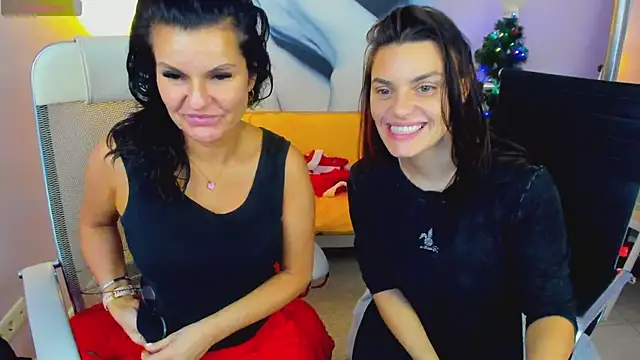 Snapshot of EricaAndPenelopa chatting on December 24, 8:49 pm EricaAndPenelopa online show from December 24, 8:49 pm